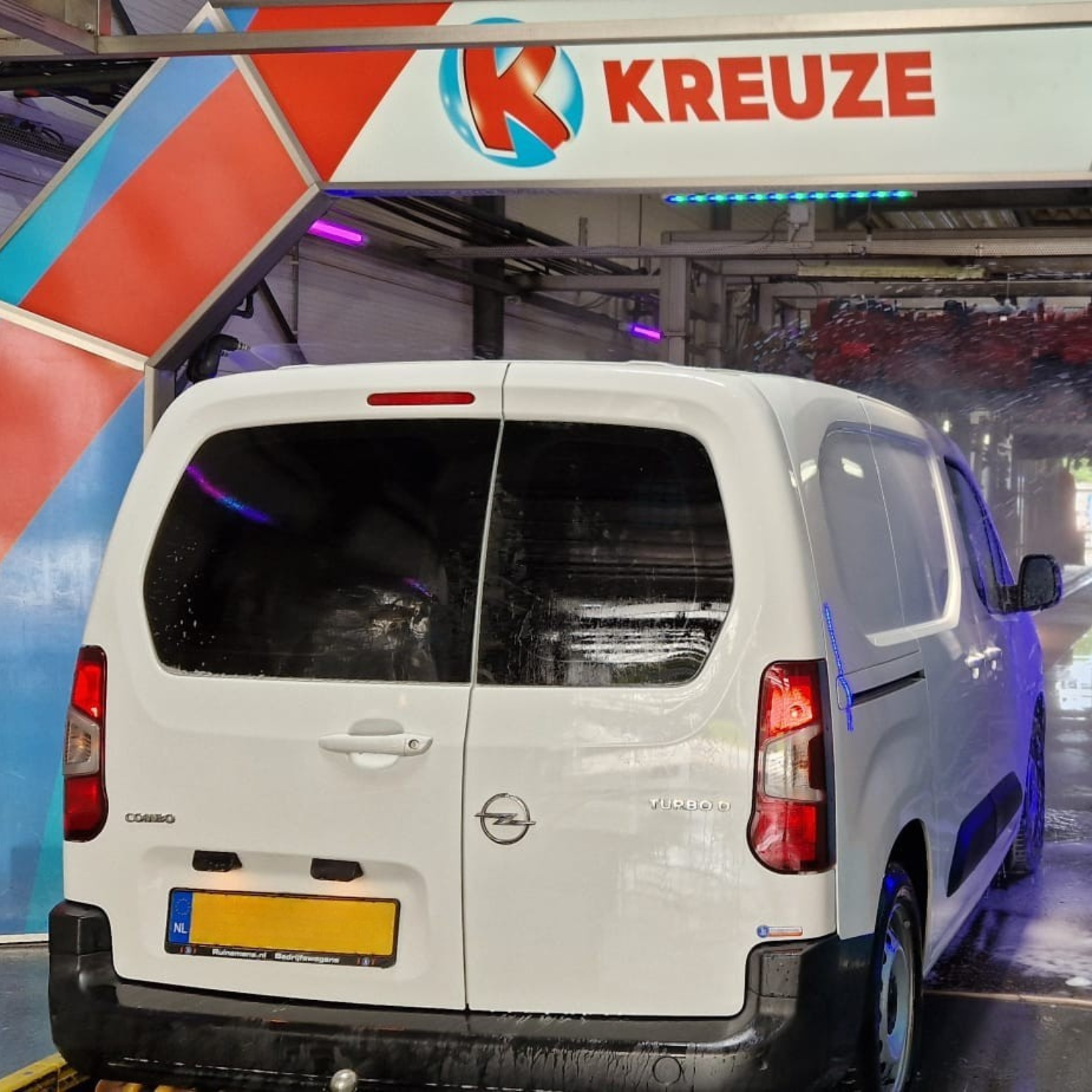 Busje door de wasstraat