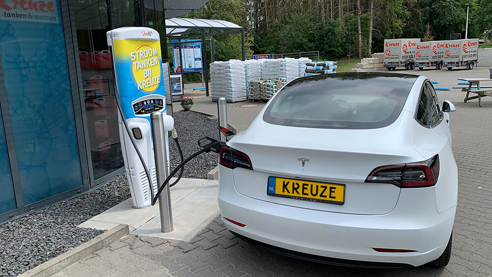 Elektrische laadpaal op het wasplein bij Kreuze