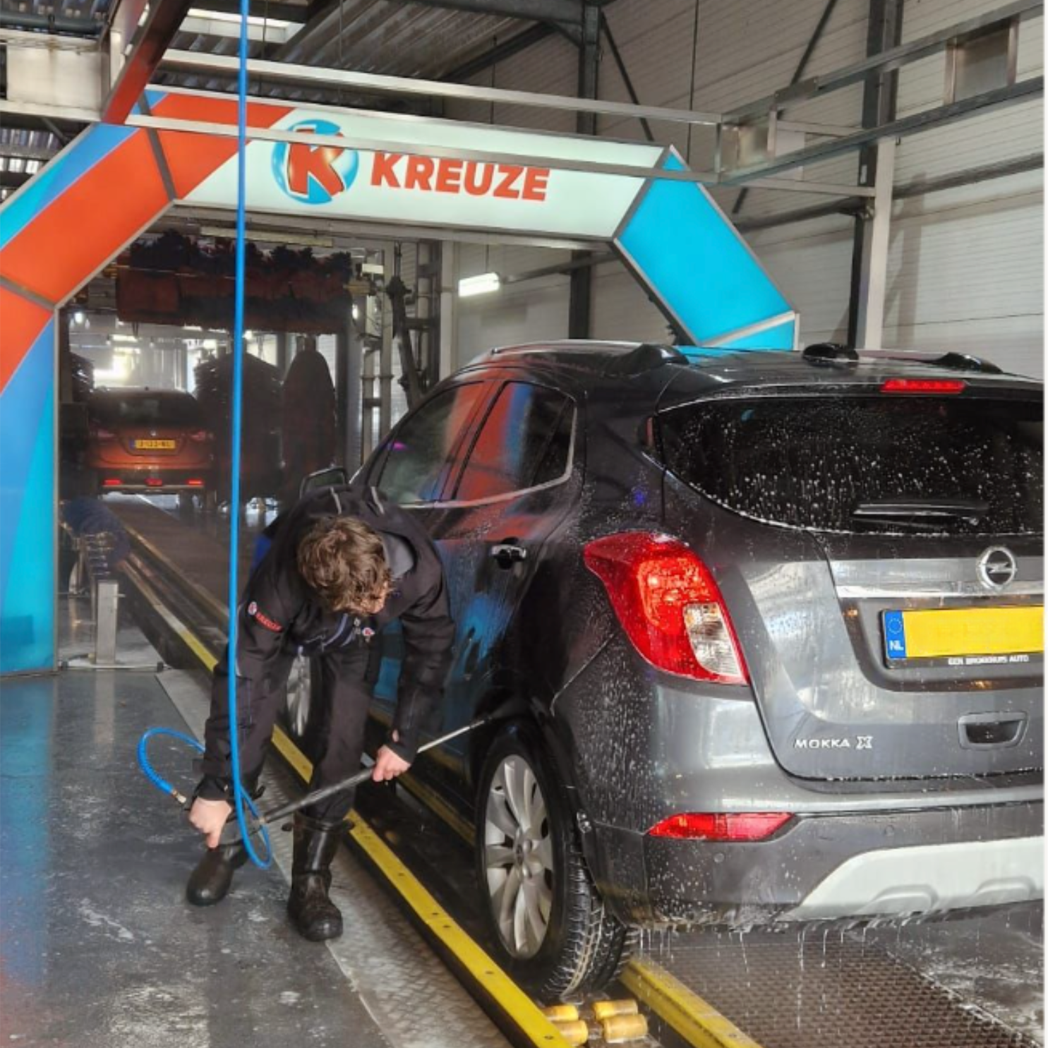 Auto door de wasstraat