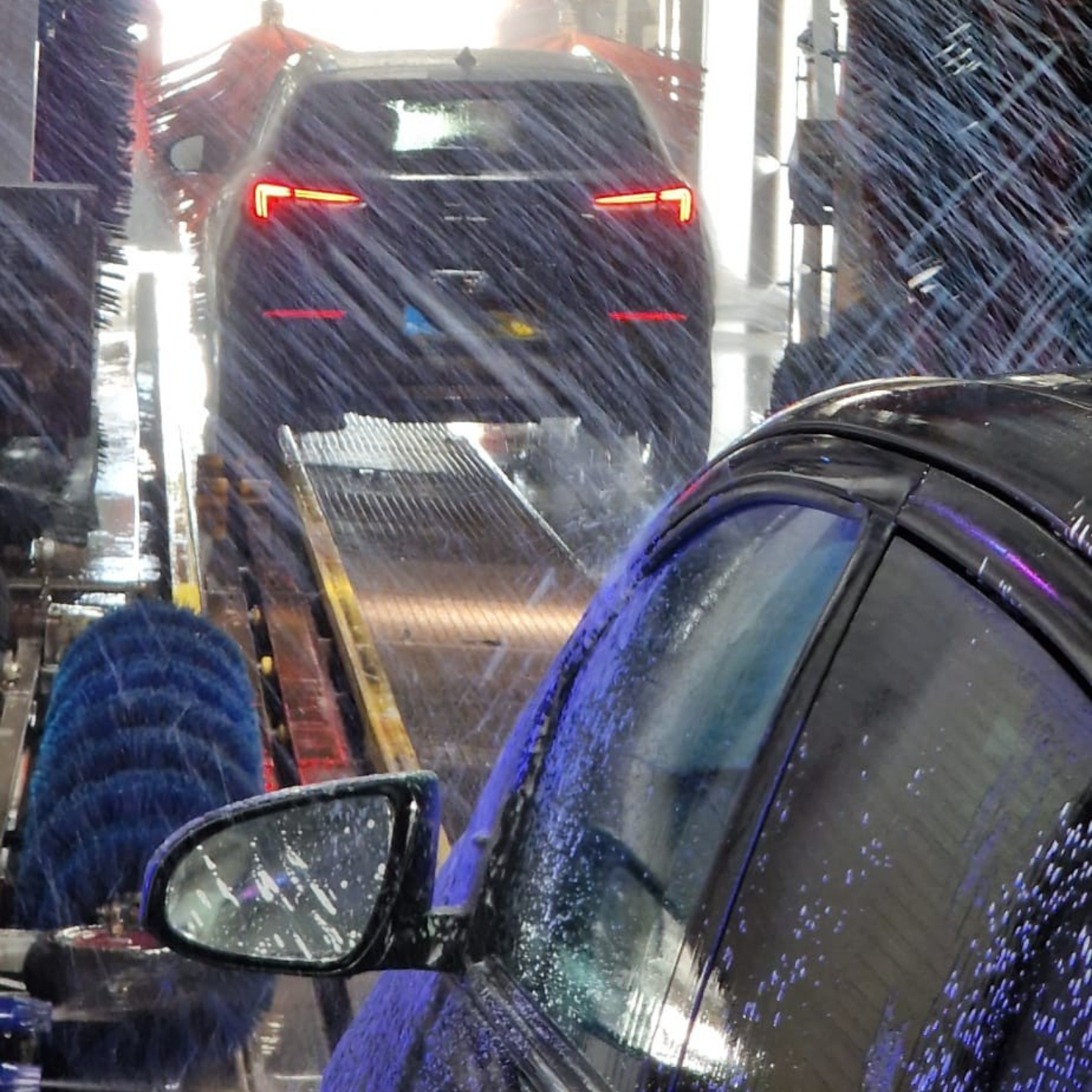 Auto door de wasstraat